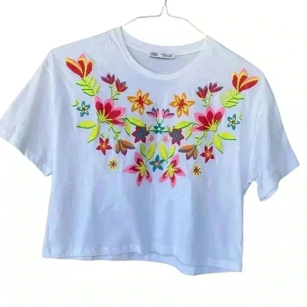 Zara women’s embroidered white cropped tee sz M in excellent used condition